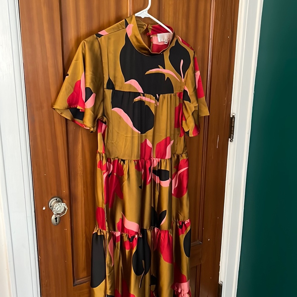 EUC, like new ANTHROPOLOGIE maxi dress. Size medium. Silky material